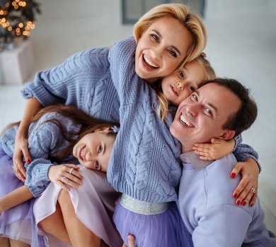 Бузковий фемілі-лук та обіймашки: Ребрик замилувала фотосесією з чоловіком і донями