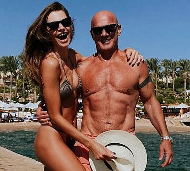 Дементьєва в бікіні похвалилася м’язистим чоловіком 