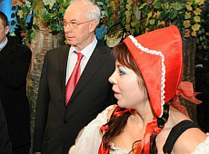 Азаров засвітився із Червоною шапкою