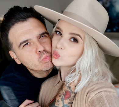 Моя скеля: Міка Ньютон ніжно привітала чоловіка з річницею