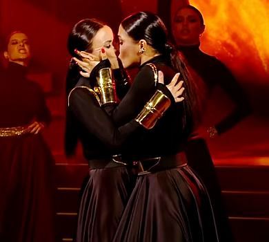 Лесбі-еротика на Танцях з зірками: Мейхер та Дімопулос злилися в палкому поцілунку. ВІДЕО