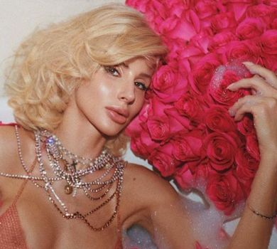 Іменинниця Лобода у прозорому ліфчику показалася у ванні з шампанським і трояндами