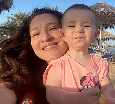 Ми кайфуємо: Наталка Карпа без мейкапу показалася на єгипетському пляжі з 1-річною донечкою 