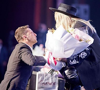 Ти - наша любов: Зеленський підніс букет Білик на її ювілейному концерті