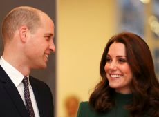 Різдвяні листівки палацу: Вільям і Кейт у джинсах із дітьми, Гаррі та Меган зі спини