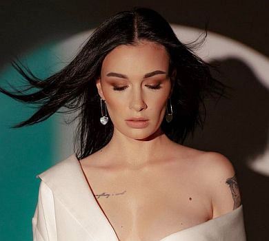 Приходько в білому луці посвітила оголеними грудьми. ФОТО 