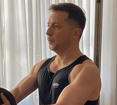 Зеленський у майці та шортах похвалився біцепсами та млинцями 