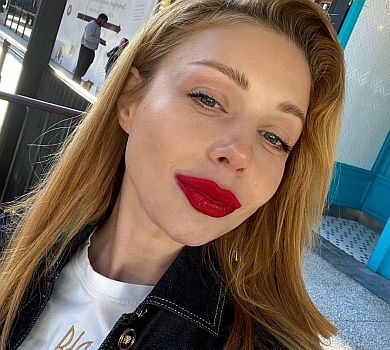 Червоногуба Кароль наробила селфі зі смаколиком та показала свою вагу