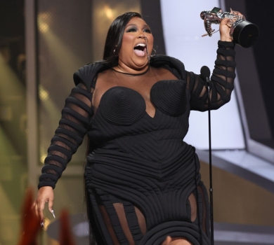 Лідер Maneskin із голими сідницями, сукня-мем Lizzo та бодіпозитивна Грем: найепатажніші луки MTV VMA