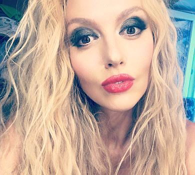 Мінус 10 років за 20 хвилин на день: Полякова у рушнику дала урок із самомасажу