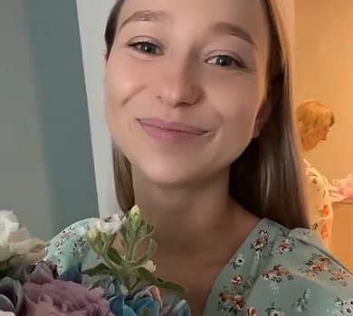 Спеціально не афішувала: жінка Павліка з сином таємно виписалися з пологового   