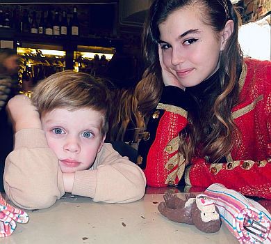 Седокова показала ніжні фото доньки та сина, яких знайшла у різних капустинах