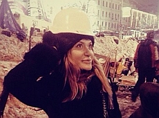 НеАнгел Слава приміряла каску на Майдані. ФОТО 