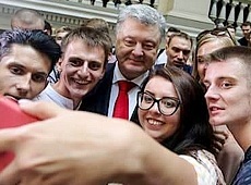 Як Порошенко власний лайк на чужому селфі лайкав. ФОТО