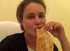 Королевська попрощалася з фігурою, наминаючи чебурек. ФОТО