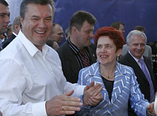 Дружина Януковича змінила Ваську на Фільку, а Батю проводжала до ліфта