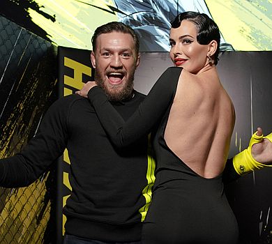 Астаф’єва з голою спиною притулилася до ірландського бійця. ФОТО