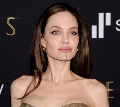 Джолі в екстравагантній прикрасі та її донька в сукні з Оскару: вихід зіркової родини на кінопрем'єру. ФОТО 