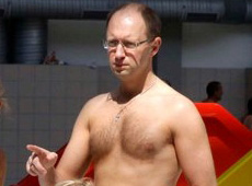 Як напівголий Яценюк з трьома дівчатами плескався