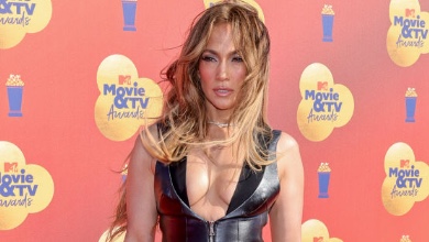 Сльози на сцені та подяка Аффлеку: Лопес у провокаційній сукні отримала дві нагороди MTV Movie and TV Awards