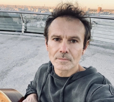 На мості, що вистояв: Вакарчук заспівав у Києві після ракетних ударів