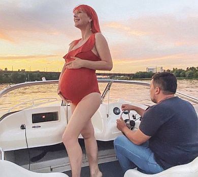 Вагітна Тарабарова в купальнику помилувалася заходом сонця на Дніпрі