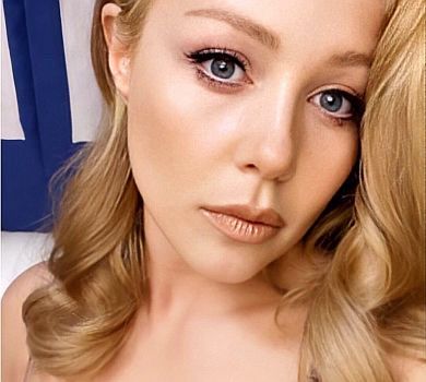 Кароль заворожила чуттєвими селфі в декольтованому сценічному вбранні