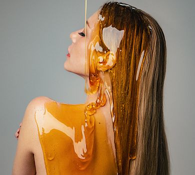 Акули в небі, мед у волоссі та Тіна в ковдрі під мостом: Кароль випустила кліп на авторську двомовну пісню