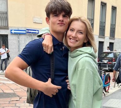 Юрушева в мінішортах відвела дорослого хлопця в італійську школу