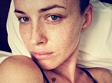 Астаф'єва показала картини, груди, веснянки і тата