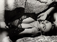 Напівоголена поетеса Мейхер знялася у стилі ретро. ФОТО