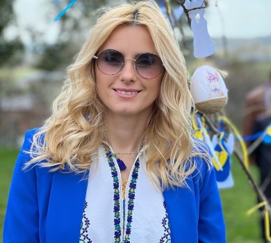 Грядки ніхто не відміняв: Федишин із мамою показалася на городньому фронті