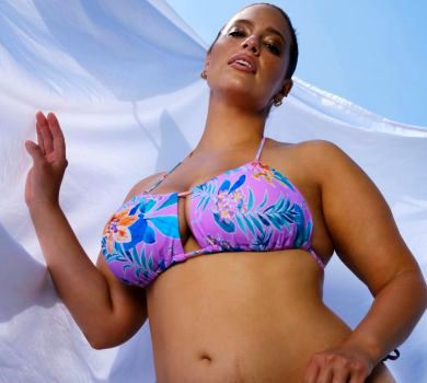 Ешлі Грем уперше після пологів попозувала в купальнику. ФОТО 