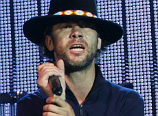 Jamiroquai у Києві подарували свиню і показали груди