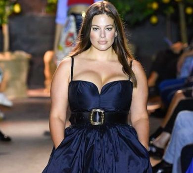 Ешлі Грем уперше після пологів посвітила ніжками на подіумі в Мілані 