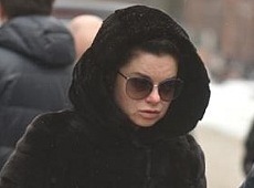 Корольова приїхала на похорон бабусі у темних окулярах. ФОТО