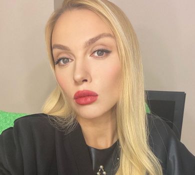 Полякова в купальнику дала невтішний прогноз щодо подорожей світом