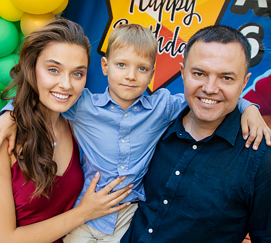 Міс Дідусенко влаштувала сину 6-річчя у шкільному дворі. ФОТО