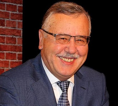 Житель 9-поверхівки Гриценко показав, як дружину з дочкою із пологового забирав