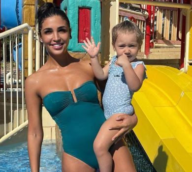 Дімопулос на Мальдівах показала пляжний фемілі-лук із 2-річною донечкою