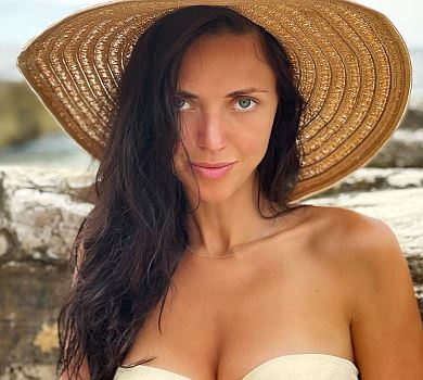 ЕксНеАнгел Віка без мейкапу та в купальнику замислилася про вдячність і гормони