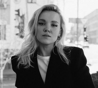 Ексдружина Цимбалюка пояснила, чому її бабуся повернулася до окупованого Маріуполя, та показала наслідки стресу на обличчі  