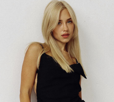 Квіткова у сукенці з голою спиною млосно приспустила шлейки для ФОТО 