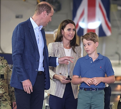 Принц Вільям, Кейт у жакеті за $1600 і діти в однакових шузах засвітилися на авіашоу