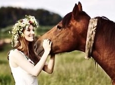 Окунська у весільній сукні вийшла в поле з конем 