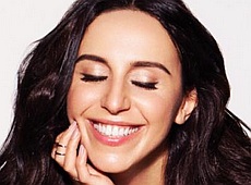 Джамала в білому пострибала на зйомках для модного глянцю. ВІДЕО