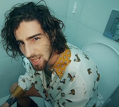 Dantes у новому кліпі показав їхній з Дорофєєвою дім та її в піжамі