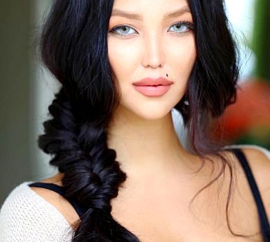 Її декольте і його борода: Цекало з молодою дружиною зробили романтичне ФОТО