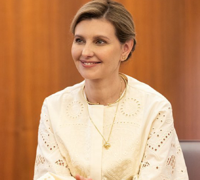 Зеленська в Сеулі вигуляла ошатну вишиванку з перфораціями та золоті прикраси українських брендів