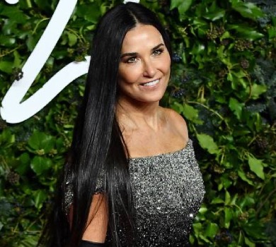 59-річна Мур і 48-річна Бекінсейл в обтислих сукнях затьмарили юних колег на хіднику Fashion Awards 2021